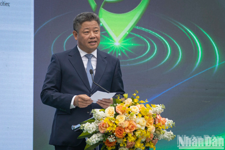 河内市人民委员会副主席阮孟权在开幕式上发表讲话。