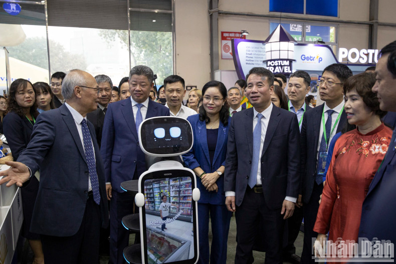 各位代表参观博览会。