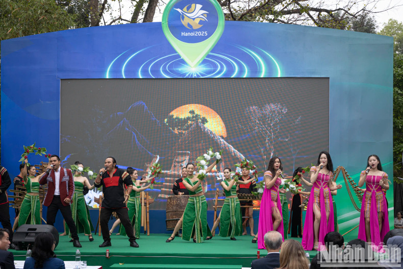 2025年河内国际旅游博览会上演出的艺术节目。