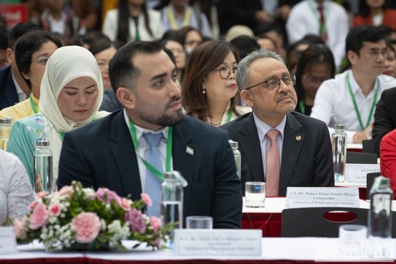 国际代表出席开幕式。