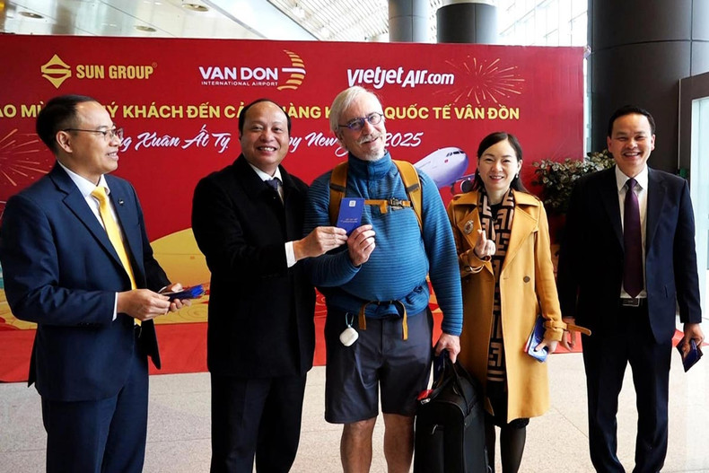 广宁省云屯县领导与游客合影。