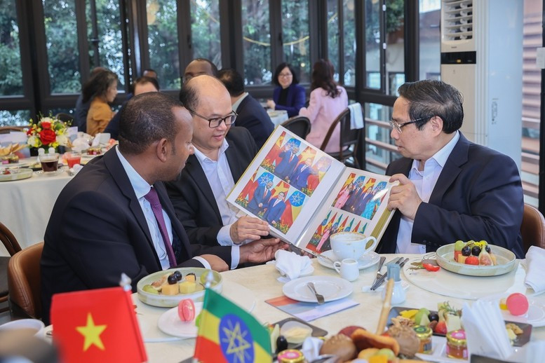 范明正总理向埃塞俄比亚总理介绍了其此次访越的相关图片。 范明正总理向埃塞俄比亚总理介绍了其此次访越的相关图片。