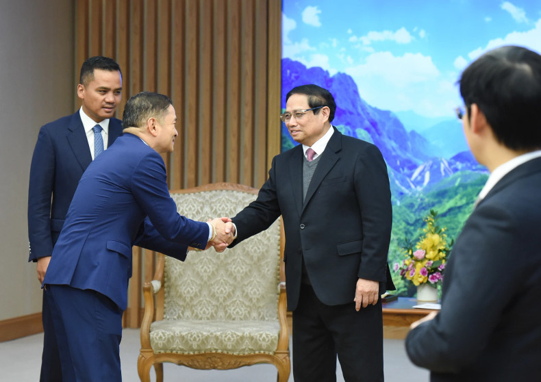 范明正总理与柬埔寨副首相兼内政部大臣代表团成员。