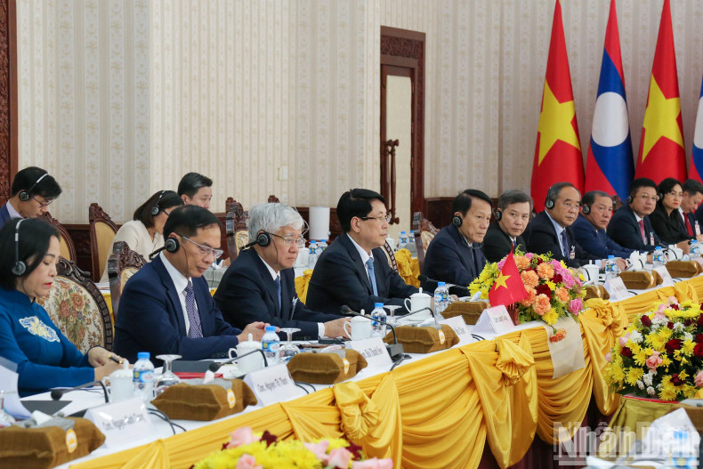 越南国家主席梁强以及越南代表出席会见。