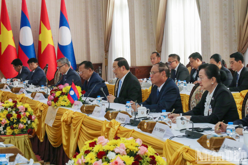 老挝政府总理宋赛·西潘敦以及老挝各位代表出席会见。