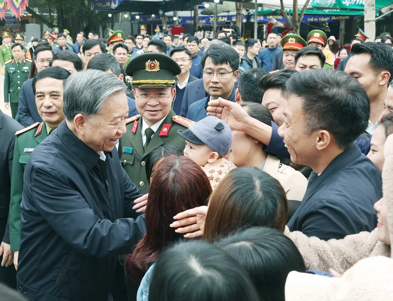 苏林总书记与人民交流。 苏林总书记与人民交流。