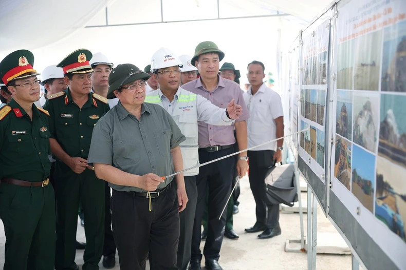 越南政府总理范明正检查后江至金瓯段工程施工进度。 越南政府总理范明正检查后江至金瓯段工程施工进度。