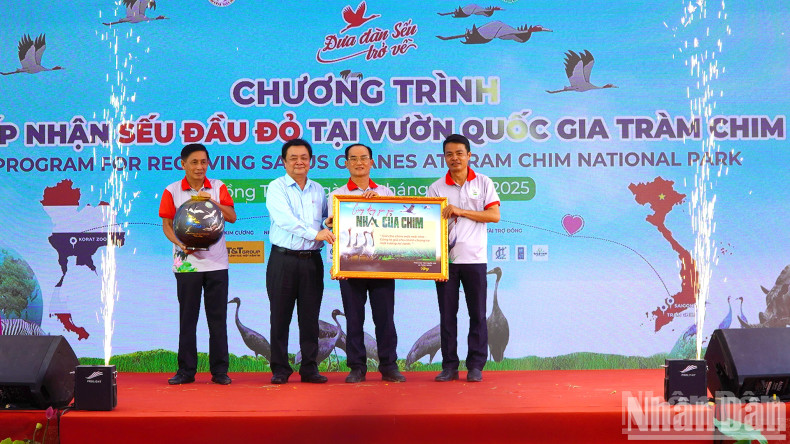 黎明欢同志向鸟栖国家公园赠送纪念品。 黎明欢同志向鸟栖国家公园赠送纪念品。