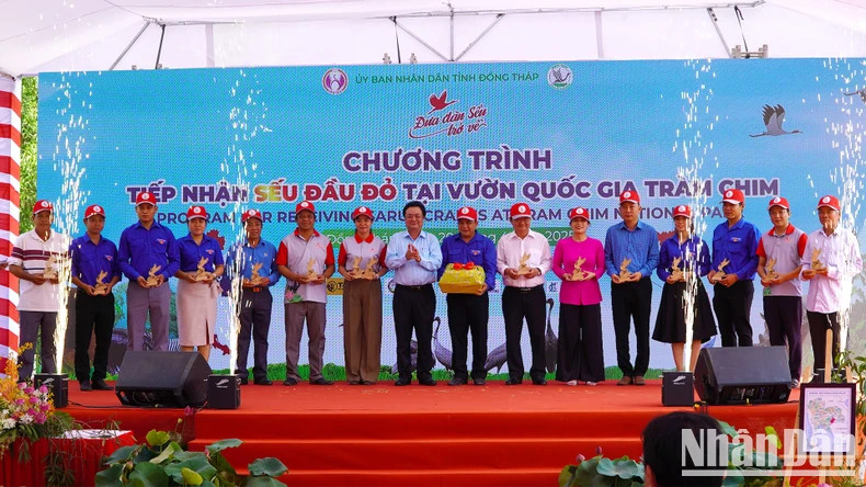 黎明欢同志向鸟栖国家公园“红头丹顶鹤及野生鸟类保护宣传队”成立之际赠送纪念品。 黎明欢同志向鸟栖国家公园“红头丹顶鹤及野生鸟类保护宣传队”成立之际赠送纪念品。