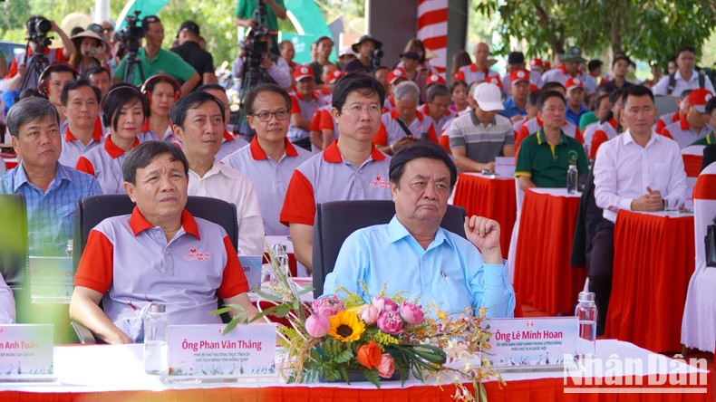 各位代表出席仪式。 各位代表出席仪式。