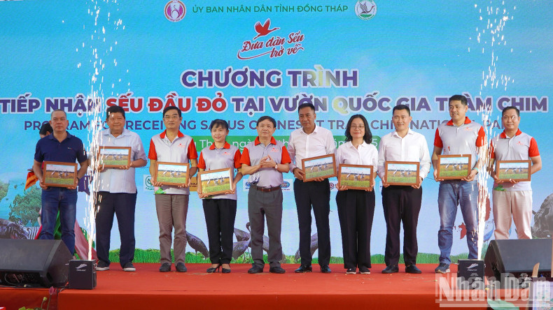 同塔省委常务副书记潘文胜向伙伴单位赠送纪念品。 同塔省委常务副书记潘文胜向伙伴单位赠送纪念品。