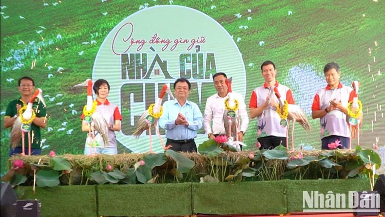 黎明欢同志与各位代表为6只丹顶鹤进行命名仪式。 黎明欢同志与各位代表为6只丹顶鹤进行命名仪式。