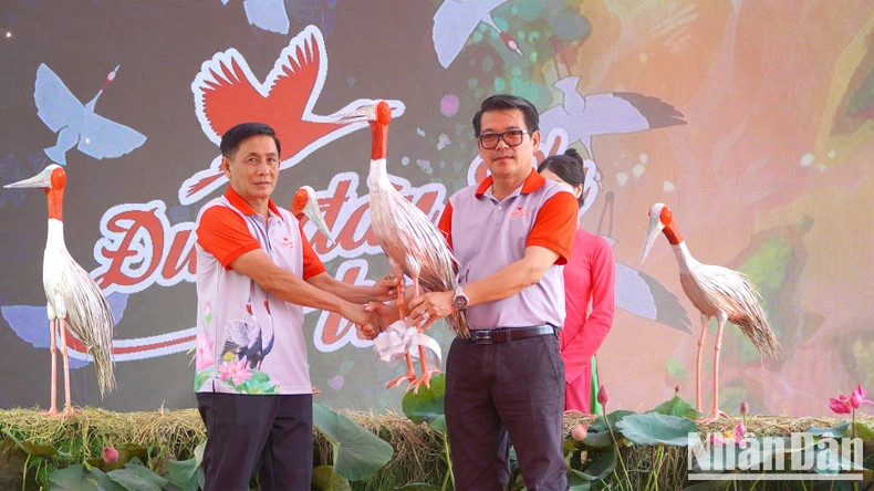 丹顶鹤交接仪式。 丹顶鹤交接仪式。