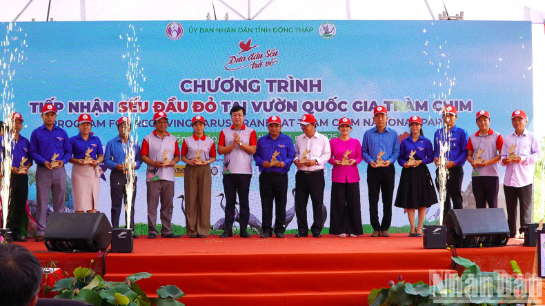 黎国峰同志向鸟栖国家公园“红头丹顶鹤及野生鸟类保护宣传队”成立之际赠送纪念品。 黎国峰同志向鸟栖国家公园“红头丹顶鹤及野生鸟类保护宣传队”成立之际赠送纪念品。