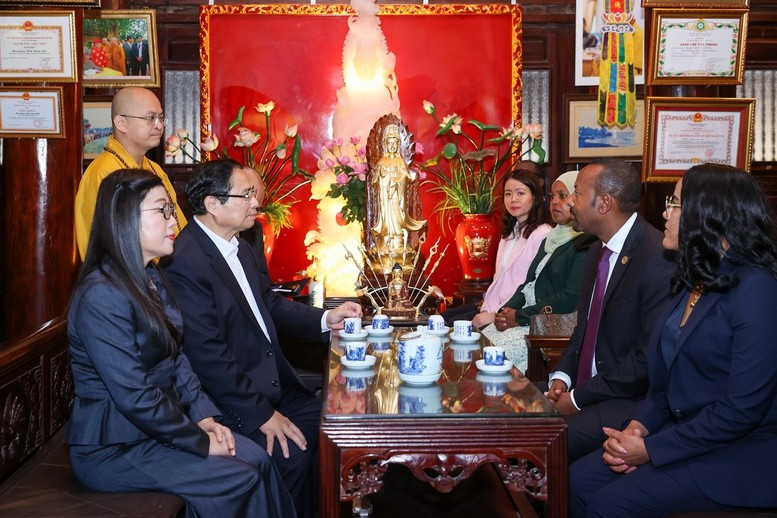 埃塞俄比亚总理阿比·艾哈迈德·阿里和夫人对首次访问越南表示高兴。 埃塞俄比亚总理阿比·艾哈迈德·阿里和夫人对首次访问越南表示高兴。