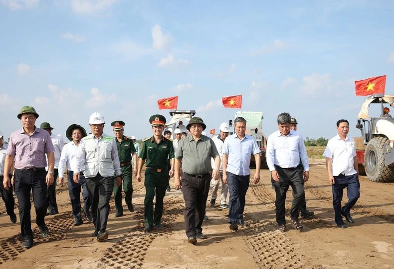 越南政府总理范明正视察后江至金瓯段工程建设进展。 越南政府总理范明正视察后江至金瓯段工程建设进展。