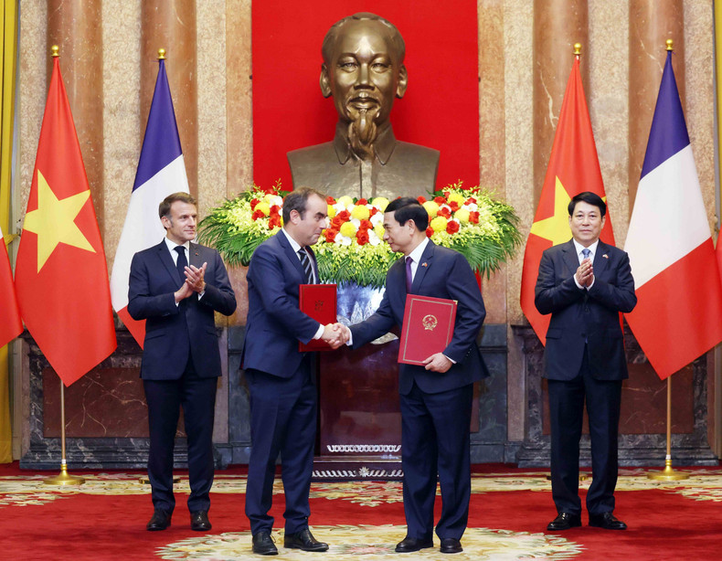 梁强主席和马克龙总统共同见证双边各项合作协议的交接仪式。 梁强主席和马克龙总统共同见证双边各项合作协议的交接仪式。