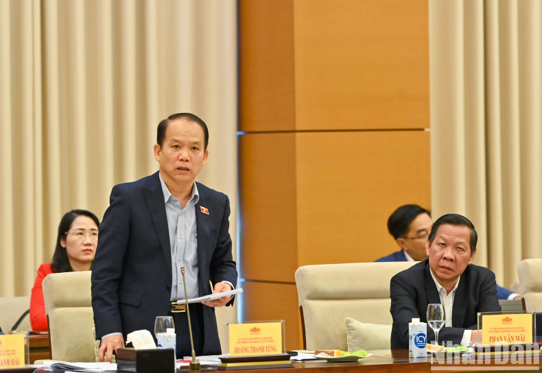 国会法律与司法委员会主任黄清松在会上发表讲话。