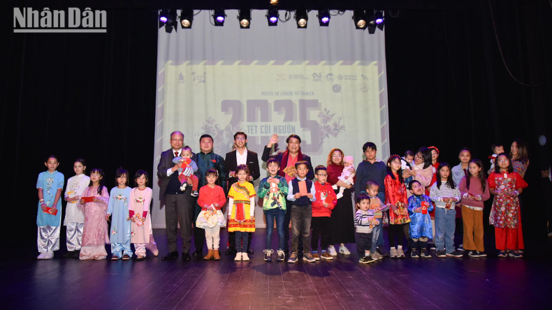 丁全胜大使向正在雷恩市生活、学习和工作的越南侨胞们致以新年祝福。