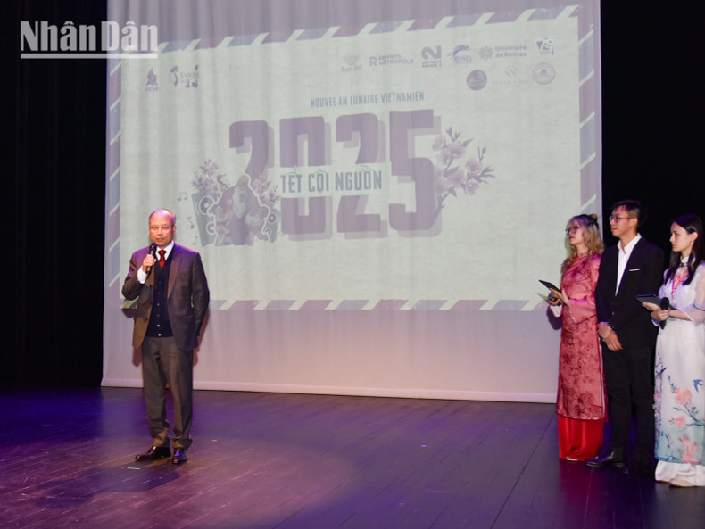 越南驻法国大使丁全胜出席晚会并发表讲话。