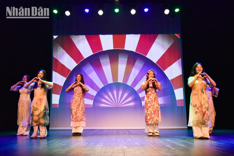 精彩的表演艺术节目之一。