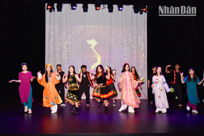 在法国西北部布列塔尼大区第11大城市雷恩举行的本次活动是旅法越南人迎接传统春节系列活动的首个活动。