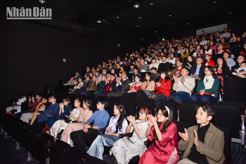 本次活动吸引了正在雷恩市生活、学习和工作的越南学生、年轻人的越南侨胞们以及国际友人前来观看。