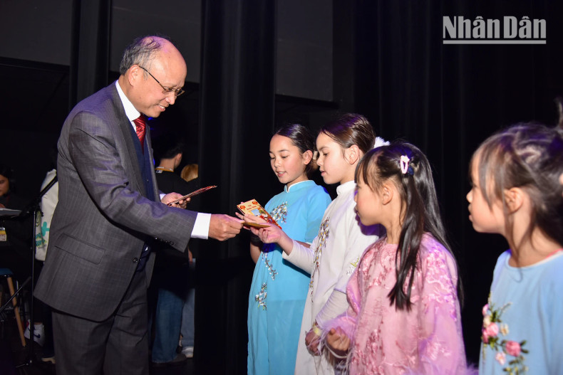 丁全胜大使向儿童们发放红包。