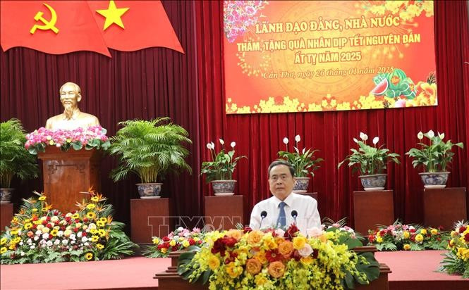 越南国会主席陈青敏在仪式上发表讲话。