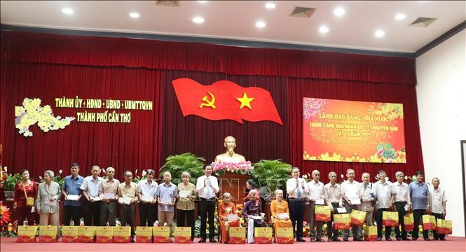 国会主席陈青敏在芹苴市向越南英雄母亲和优抚家庭赠送慰问品。