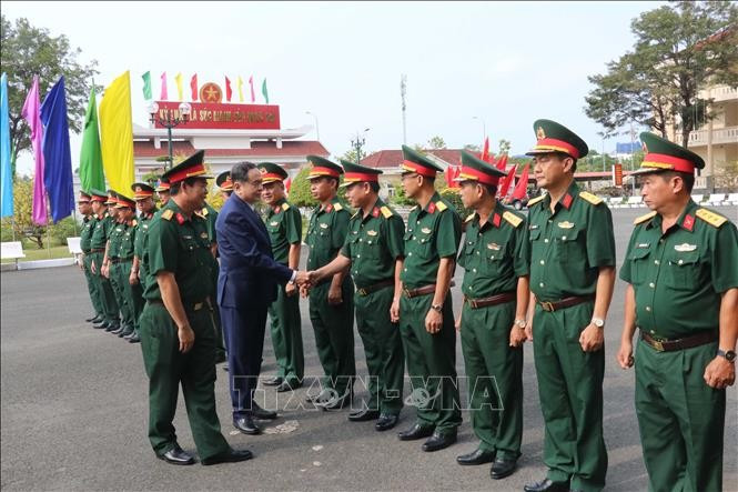 越南国会主席陈青敏走访慰问芹苴市军事指挥部并致以新年祝福。