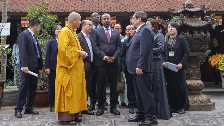 范明正总理向埃塞俄比亚总理阿比·艾哈迈德·阿里和夫人介绍镇国寺。 范明正总理向埃塞俄比亚总理阿比·艾哈迈德·阿里和夫人介绍镇国寺。