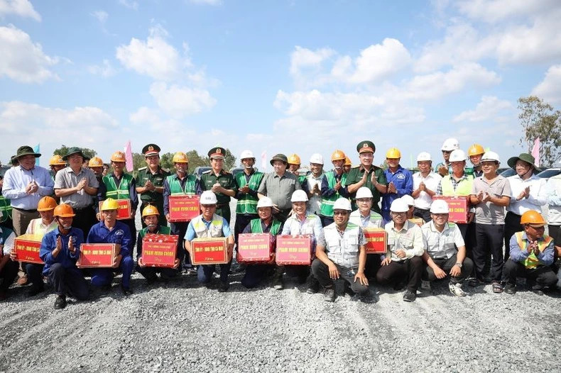 越南总理范明正鼓励正在建设芹苴至金瓯高速公路项目穿过金瓯市段的工人和工程师。 越南总理范明正鼓励正在建设芹苴至金瓯高速公路项目穿过金瓯市段的工人和工程师。