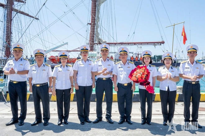 海军学院领导与“黎贵惇” 286号帆船工作代表团成员合影。（图片来源：人民军队报）