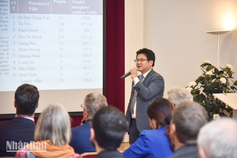 越南驻法国大使馆投资参赞陶国纲于5月15日在巴黎举行的越法投资促进会上介绍越南针对外国投资商的优惠政策。 越南驻法国大使馆投资参赞陶国纲于5月15日在巴黎举行的越法投资促进会上介绍越南针对外国投资商的优惠政策。