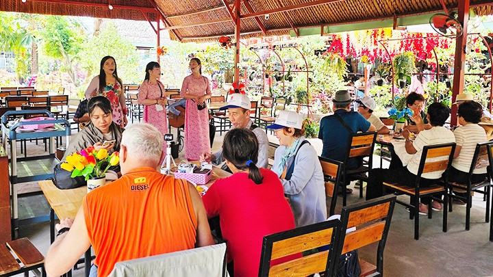 在果园里聆听南部才子弹唱。 在果园里聆听南部才子弹唱。