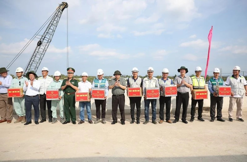 越南总理范明正鼓励正在建设芹苴至金瓯高速公路项目穿过金瓯市段的工人和工程师。 越南总理范明正鼓励正在建设芹苴至金瓯高速公路项目穿过金瓯市段的工人和工程师。