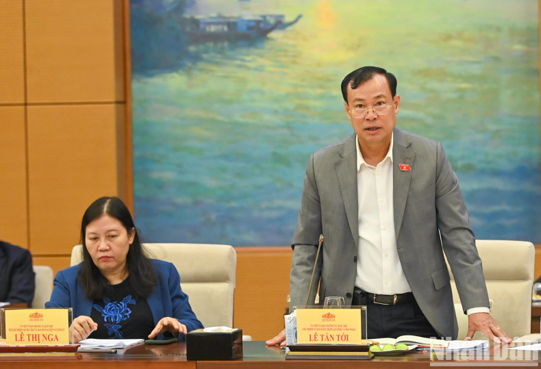 国会国防安全委员会主任黎晋进在会上发表讲话。