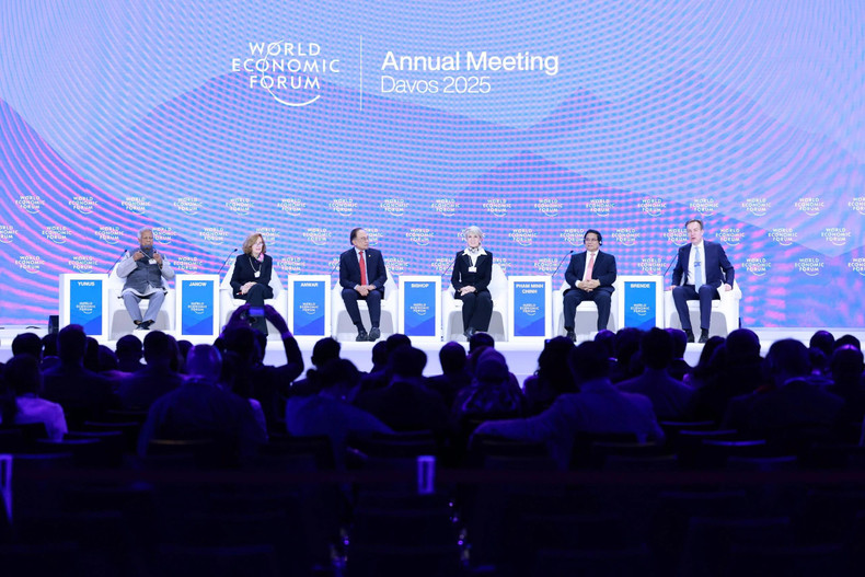 各位代表出席会议。 各位代表出席会议。