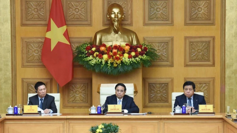 范明正总理主持会议。 范明正总理主持会议。