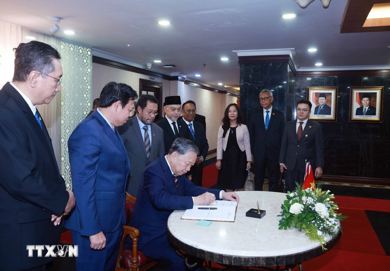 苏林总书记在簿上留言。