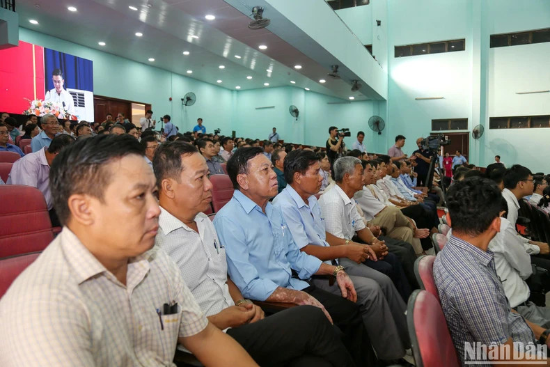 古芝县选民与会。