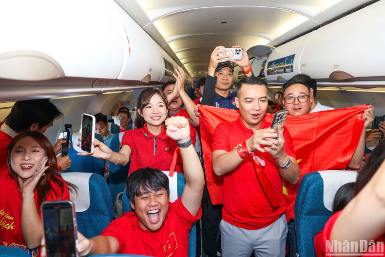 越南球迷涌向泰国观看2024年东南亚足球锦标赛决赛次回合。 越南球迷涌向泰国观看2024年东南亚足球锦标赛决赛次回合。