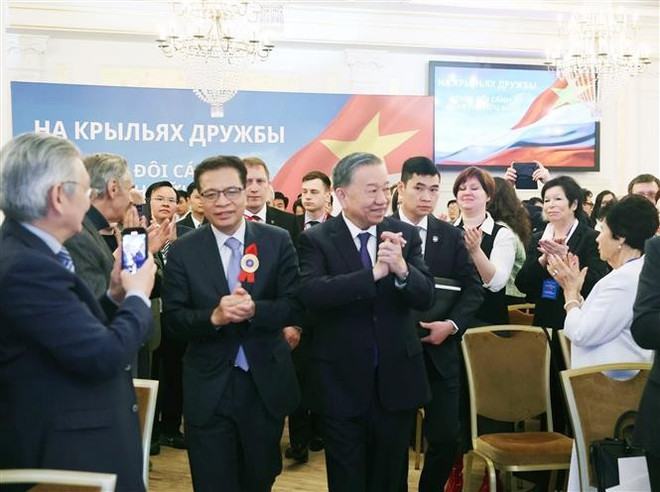 苏林总书记会见俄罗斯援越人士、知识分子和专家。