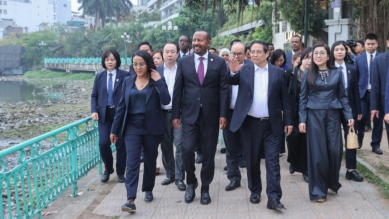 两国总理及夫人一同漫步在青年街,欣赏西湖、竹帛湖的美景,并参观镇国寺。 两国总理及夫人一同漫步在青年街,欣赏西湖、竹帛湖的美景,并参观镇国寺。