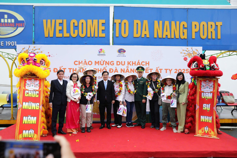 岘港市迎接新年首批国际游客。