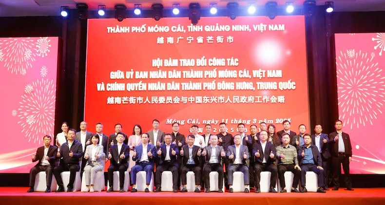 双方代表合影留念。 双方代表合影留念。