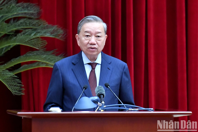 越共中央总书记苏林在越共第十三届中央委员会会议上发表讲话。