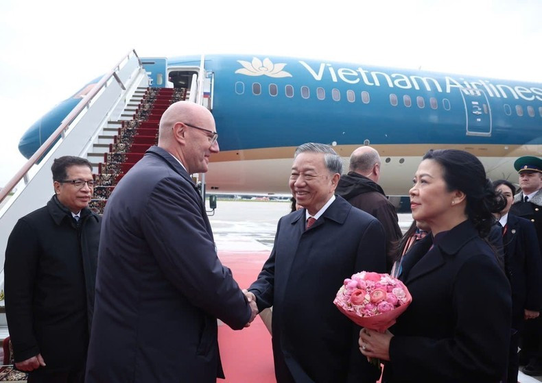 俄罗斯联邦副总理德米特里·切尔内申科来到机场为苏林总书记一行送行。