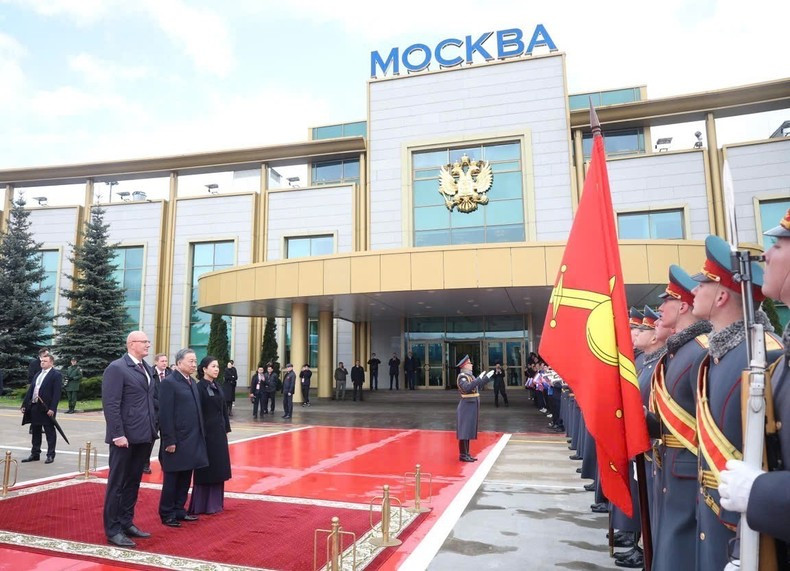 在莫斯科伏努科沃2号机场的苏林总书记一行送行仪式。